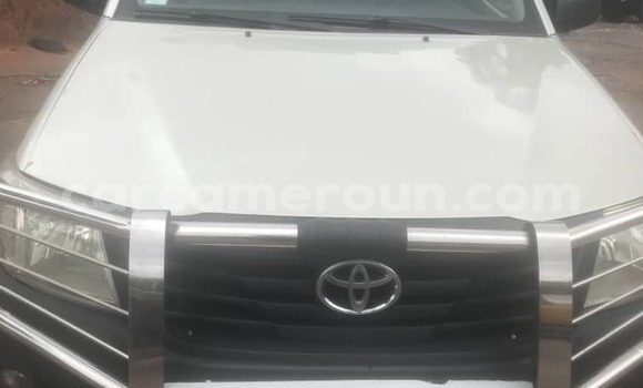 Sayi Na hannu Toyota Hilux White Mota in Yaounde a Babban Kamaru