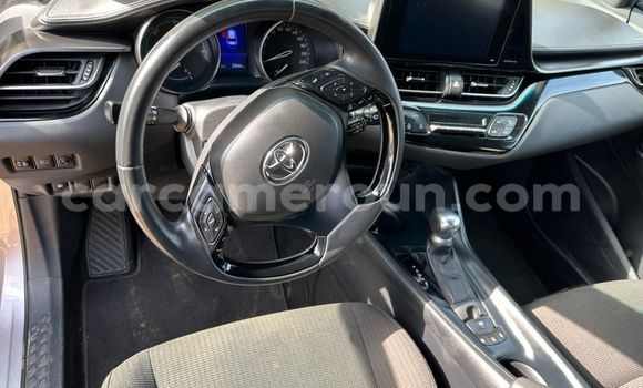 Sayi Imported Toyota C-HR Azurfa Mota in Douala a Ƙasar Kamaru Sayi Imported Toyota C-HR Azurfa Mota in Douala a Ƙasar Kamaru