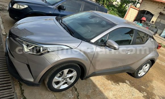 Sayi Imported Toyota C-HR Azurfa Mota in Douala a Ƙasar Kamaru Sayi Imported Toyota C-HR Azurfa Mota in Douala a Ƙasar Kamaru