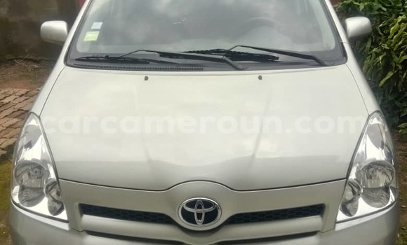 Sayi Na hannu Toyota Corolla Verso Azurfa Mota in Yaounde a Babban Kamaru Sayi Na hannu Toyota Corolla Verso Azurfa Mota in Yaounde a Babban Kamaru