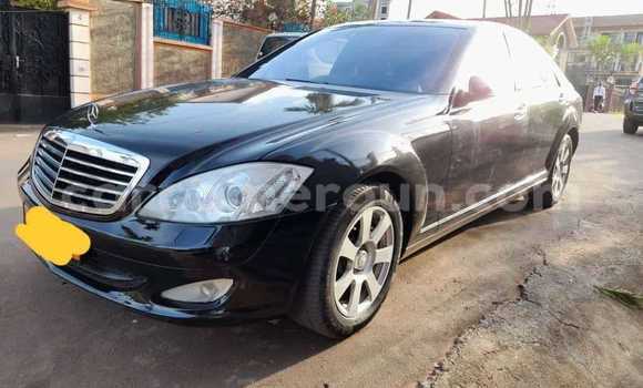 Sayi Na hannu Mercedes Viano Black Mota in Douala a Ƙasar Kamaru