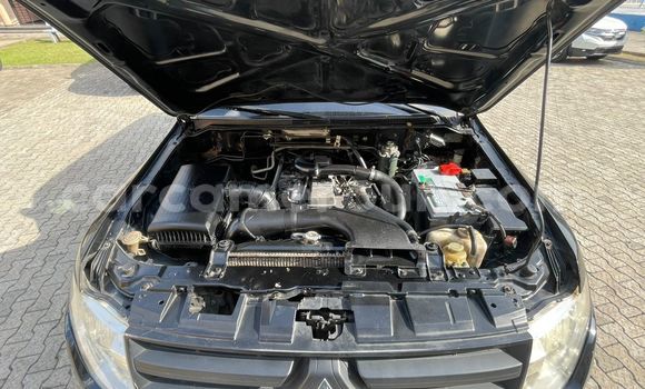 Sayi Na hannu Mitsubishi Pajero Black Mota in Douala a Ƙasar Kamaru Sayi Na hannu Mitsubishi Pajero Black Mota in Douala a Ƙasar Kamaru
