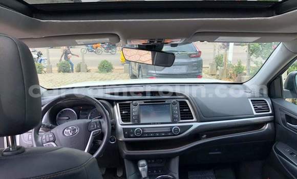 Sayi Na hannu Toyota Highlander White Mota in Yaounde a Babban Kamaru Sayi Na hannu Toyota Highlander White Mota in Yaounde a Babban Kamaru