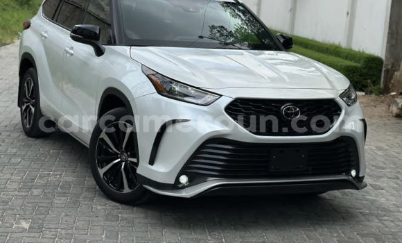 Buy Import Toyota Highlander White Car in Douala in Littoral Cameroon Buy Import Toyota Highlander White Car in Douala in Littoral Cameroon