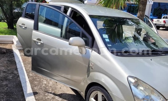 Sayi Na hannu Toyota Corolla Verso Azurfa Mota in Yaounde a Babban Kamaru Sayi Na hannu Toyota Corolla Verso Azurfa Mota in Yaounde a Babban Kamaru