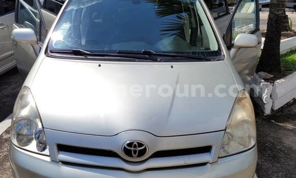 Sayi Na hannu Toyota Corolla Verso Azurfa Mota in Yaounde a Babban Kamaru Sayi Na hannu Toyota Corolla Verso Azurfa Mota in Yaounde a Babban Kamaru
