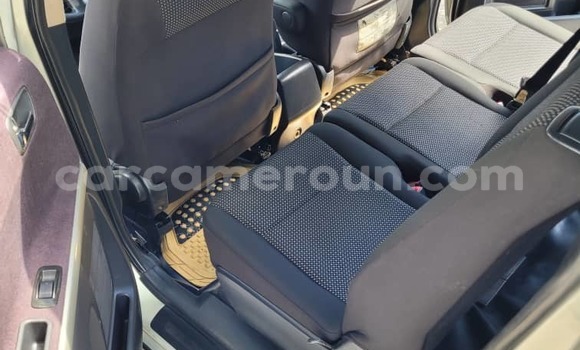 Sayi Na hannu Toyota Corolla Verso Azurfa Mota in Yaounde a Babban Kamaru Sayi Na hannu Toyota Corolla Verso Azurfa Mota in Yaounde a Babban Kamaru