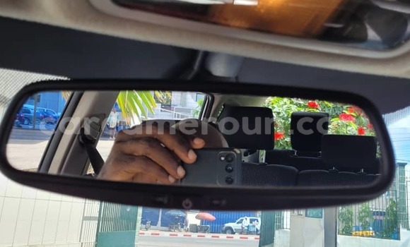 Sayi Na hannu Toyota Corolla Verso Azurfa Mota in Yaounde a Babban Kamaru Sayi Na hannu Toyota Corolla Verso Azurfa Mota in Yaounde a Babban Kamaru