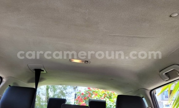 Sayi Na hannu Toyota Corolla Verso Azurfa Mota in Yaounde a Babban Kamaru Sayi Na hannu Toyota Corolla Verso Azurfa Mota in Yaounde a Babban Kamaru