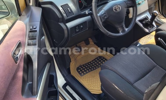 Sayi Na hannu Toyota Corolla Verso Azurfa Mota in Yaounde a Babban Kamaru Sayi Na hannu Toyota Corolla Verso Azurfa Mota in Yaounde a Babban Kamaru