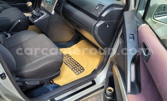 Sayi Na hannu Toyota Corolla Verso Azurfa Mota in Yaounde a Babban Kamaru Sayi Na hannu Toyota Corolla Verso Azurfa Mota in Yaounde a Babban Kamaru