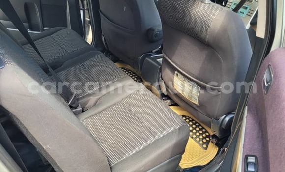 Sayi Na hannu Toyota Corolla Verso Azurfa Mota in Yaounde a Babban Kamaru Sayi Na hannu Toyota Corolla Verso Azurfa Mota in Yaounde a Babban Kamaru