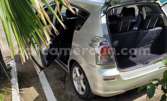 Sayi Na hannu Toyota Corolla Verso Azurfa Mota in Yaounde a Babban Kamaru Sayi Na hannu Toyota Corolla Verso Azurfa Mota in Yaounde a Babban Kamaru