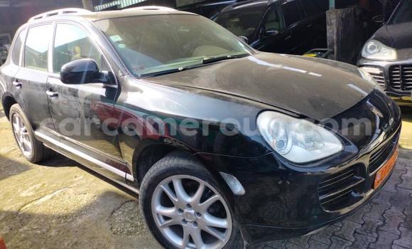 Sayi Na hannu Porsche Cayenne Black Mota in Douala a Ƙasar Kamaru