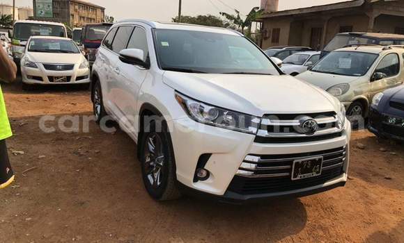 Sayi Na hannu Toyota Highlander White Mota in Yaounde a Babban Kamaru