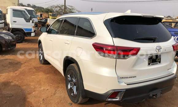 Sayi Na hannu Toyota Highlander White Mota in Yaounde a Babban Kamaru Sayi Na hannu Toyota Highlander White Mota in Yaounde a Babban Kamaru