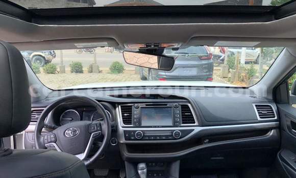 Sayi Na hannu Toyota Highlander White Mota in Yaounde a Babban Kamaru Sayi Na hannu Toyota Highlander White Mota in Yaounde a Babban Kamaru
