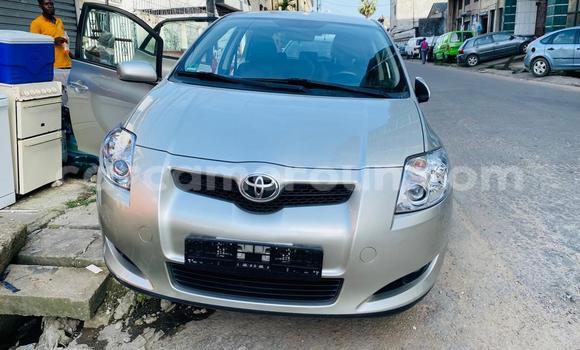 Sayi Imported Toyota Auris Azurfa Mota in Douala a Ƙasar Kamaru
