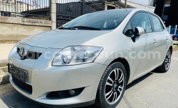 Sayi Imported Toyota Auris Azurfa Mota in Douala a Ƙasar Kamaru