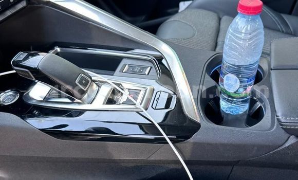 Sayi Na hannu Peugeot 3008 Azurfa Mota in Douala a Ƙasar Kamaru Sayi Na hannu Peugeot 3008 Azurfa Mota in Douala a Ƙasar Kamaru