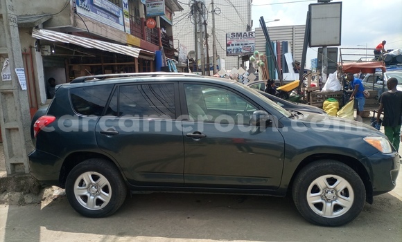 Sayi Sabo Toyota RAV4 Blue Mota in Douala a Ƙasar Kamaru Sayi Sabo Toyota RAV4 Blue Mota in Douala a Ƙasar Kamaru