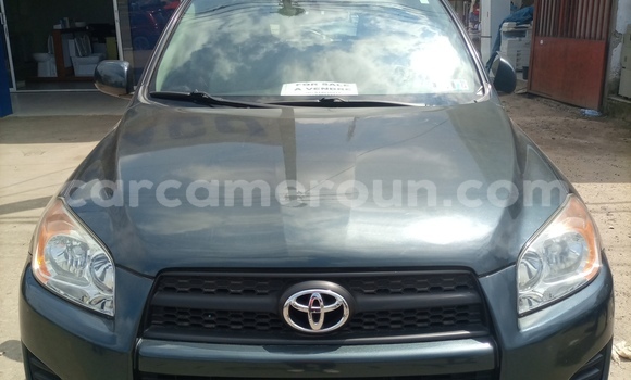 Sayi Sabo Toyota RAV4 Blue Mota in Douala a Ƙasar Kamaru Sayi Sabo Toyota RAV4 Blue Mota in Douala a Ƙasar Kamaru