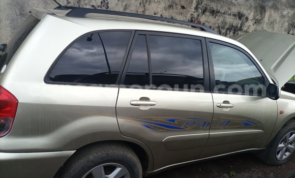 Sayi Imported Toyota RAV4 Sauran Mota in Douala a Ƙasar Kamaru Sayi Imported Toyota RAV4 Sauran Mota in Douala a Ƙasar Kamaru