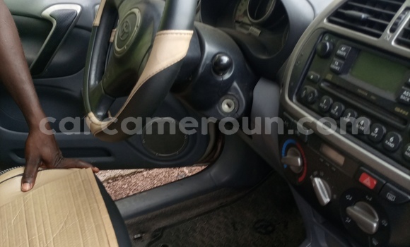 Sayi Imported Toyota RAV4 Sauran Mota in Douala a Ƙasar Kamaru Sayi Imported Toyota RAV4 Sauran Mota in Douala a Ƙasar Kamaru