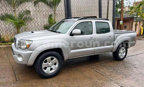 Sayi Na hannu Toyota Tacoma Azurfa Mota in Yaounde a Babban Kamaru