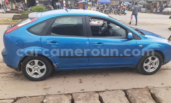 Sayi Na hannu Ford Focus Blue Mota in Douala a Ƙasar Kamaru