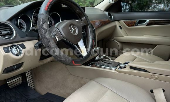 Sayi Na hannu Mercedes-Benz C250 coupe Black Mota in Yaounde a Babban Kamaru Sayi Na hannu Mercedes-Benz C250 coupe Black Mota in Yaounde a Babban Kamaru