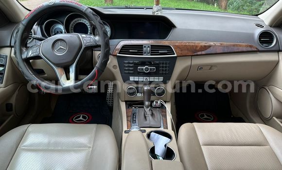 Sayi Na hannu Mercedes-Benz C250 coupe Black Mota in Yaounde a Babban Kamaru Sayi Na hannu Mercedes-Benz C250 coupe Black Mota in Yaounde a Babban Kamaru