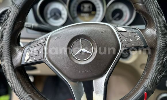 Sayi Na hannu Mercedes-Benz C250 coupe Black Mota in Yaounde a Babban Kamaru Sayi Na hannu Mercedes-Benz C250 coupe Black Mota in Yaounde a Babban Kamaru