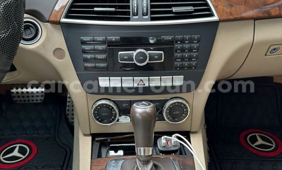 Sayi Na hannu Mercedes-Benz C250 coupe Black Mota in Yaounde a Babban Kamaru Sayi Na hannu Mercedes-Benz C250 coupe Black Mota in Yaounde a Babban Kamaru