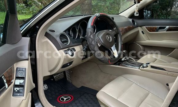 Sayi Na hannu Mercedes-Benz C250 coupe Black Mota in Yaounde a Babban Kamaru Sayi Na hannu Mercedes-Benz C250 coupe Black Mota in Yaounde a Babban Kamaru
