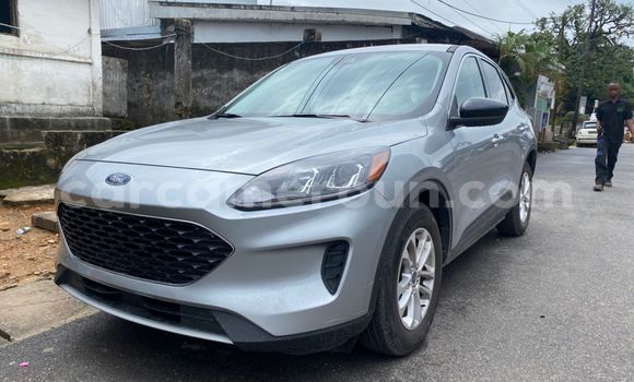 Sayi Na hannu Ford Escape Azurfa Mota in Douala a Ƙasar Kamaru