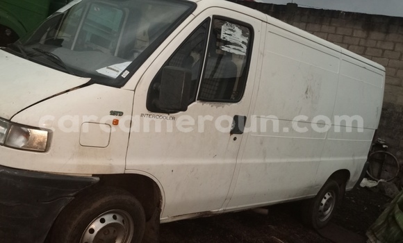 Sayi Na hannu Fiat 124 White Mota in reshe a Yammacin Kamaru