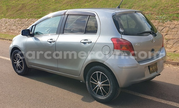 Sayi Na hannu Toyota Yaris Azurfa Mota in Yaounde a Babban Kamaru