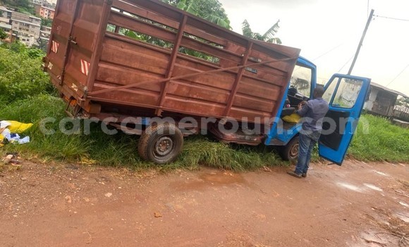 Acheter Occasion Utilitaire Mercedes‒Benz MB 100 D Bleu à Yaoundé, Central Cameroon Acheter Occasion Utilitaire Mercedes‒Benz MB 100 D Bleu à Yaoundé, Central Cameroon