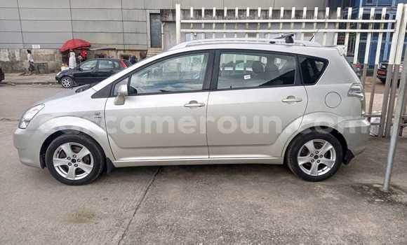 Sayi Imported Toyota Corolla Verso Azurfa Mota in Douala a Ƙasar Kamaru Sayi Imported Toyota Corolla Verso Azurfa Mota in Douala a Ƙasar Kamaru