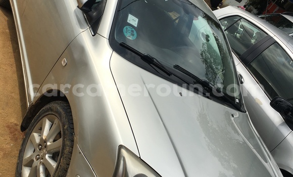 Sayi Imported Toyota Avensis Azurfa Mota in Douala a Ƙasar Kamaru Sayi Imported Toyota Avensis Azurfa Mota in Douala a Ƙasar Kamaru