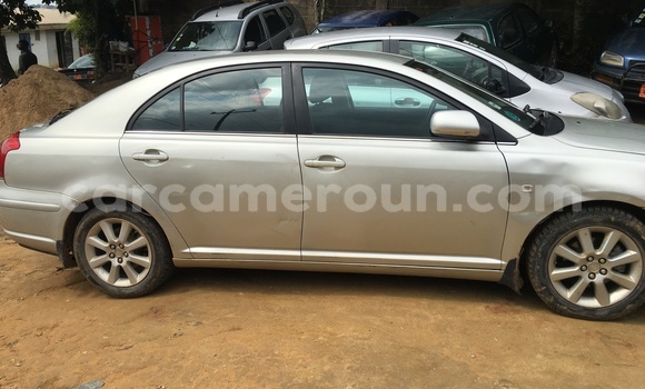 Sayi Imported Toyota Avensis Azurfa Mota in Douala a Ƙasar Kamaru Sayi Imported Toyota Avensis Azurfa Mota in Douala a Ƙasar Kamaru