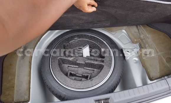 Sayi Imported Toyota Avensis Azurfa Mota in Douala a Ƙasar Kamaru Sayi Imported Toyota Avensis Azurfa Mota in Douala a Ƙasar Kamaru