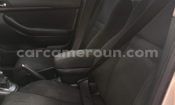 Sayi Imported Toyota Avensis Azurfa Mota in Douala a Ƙasar Kamaru Sayi Imported Toyota Avensis Azurfa Mota in Douala a Ƙasar Kamaru