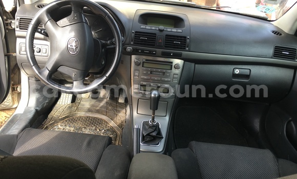 Sayi Imported Toyota Avensis Azurfa Mota in Douala a Ƙasar Kamaru Sayi Imported Toyota Avensis Azurfa Mota in Douala a Ƙasar Kamaru