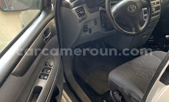 Sayi Na hannu Toyota Avensis Azurfa Mota in Douala a Ƙasar Kamaru Sayi Na hannu Toyota Avensis Azurfa Mota in Douala a Ƙasar Kamaru