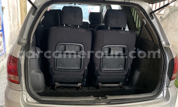 Sayi Na hannu Toyota Avensis Azurfa Mota in Douala a Ƙasar Kamaru Sayi Na hannu Toyota Avensis Azurfa Mota in Douala a Ƙasar Kamaru