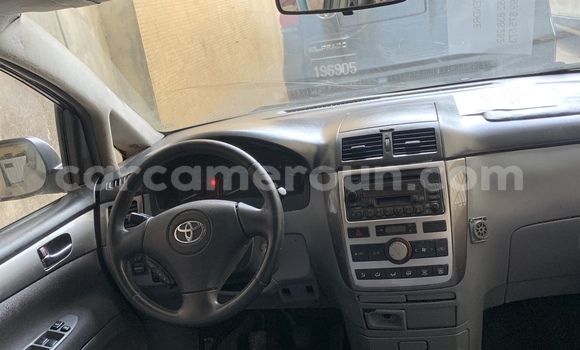 Sayi Na hannu Toyota Avensis Azurfa Mota in Douala a Ƙasar Kamaru Sayi Na hannu Toyota Avensis Azurfa Mota in Douala a Ƙasar Kamaru