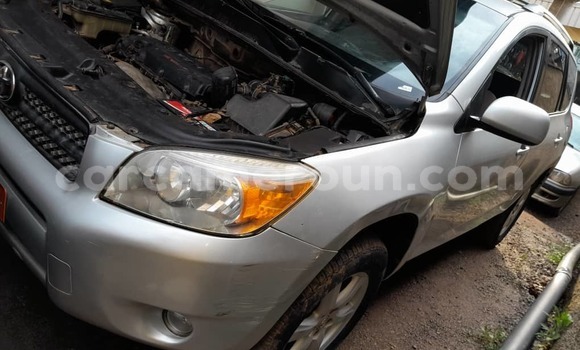 Sayi Na hannu Toyota RAV4 Azurfa Mota in Yaounde a Babban Kamaru Sayi Na hannu Toyota RAV4 Azurfa Mota in Yaounde a Babban Kamaru