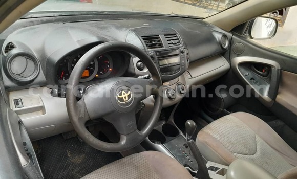 Sayi Na hannu Toyota RAV4 Azurfa Mota in Yaounde a Babban Kamaru Sayi Na hannu Toyota RAV4 Azurfa Mota in Yaounde a Babban Kamaru